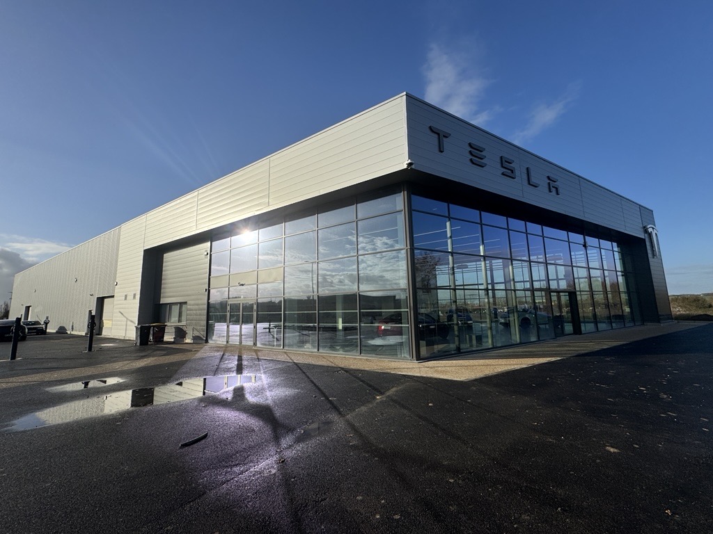 Tesla s’installe au Pôle Jules Verne à Glisy : une implantation stratégique accompagnée par Enterprise Immobilier d’entreprise - Amiens